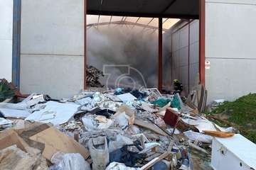 Incendio en una nave industrial de El Goro (Telde) donde se acumulan palets/TA.